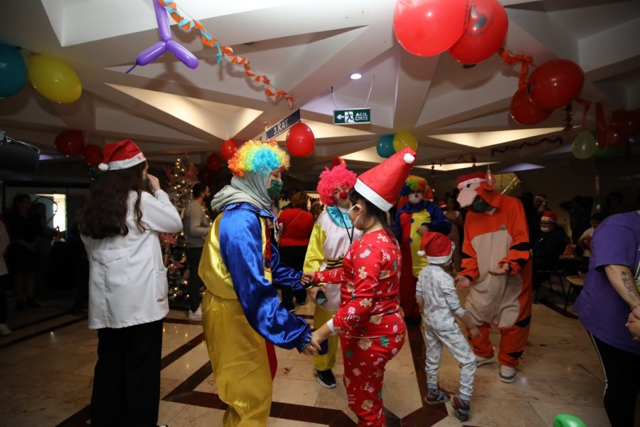 Akdeniz Üniversitesi Hastanesi’nde Yeni Yıl Coşkusu