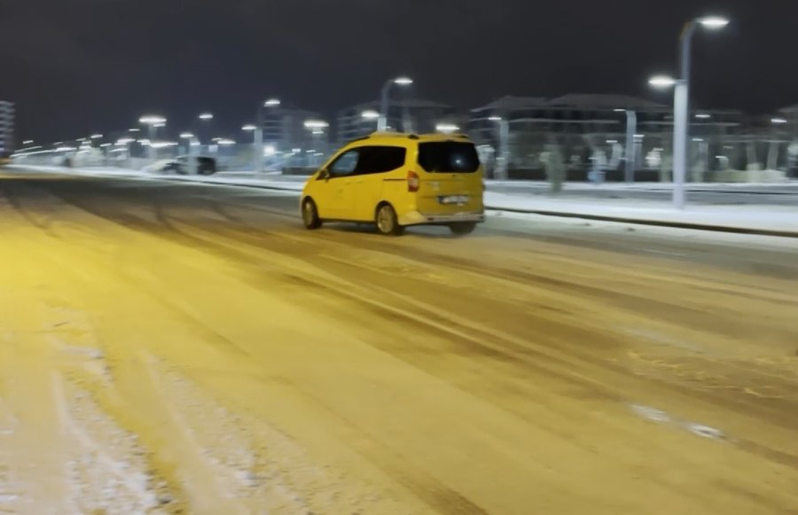 Karlı Yolda Drift Atan Sürücülerin Tehlikeli Anları Kamerada