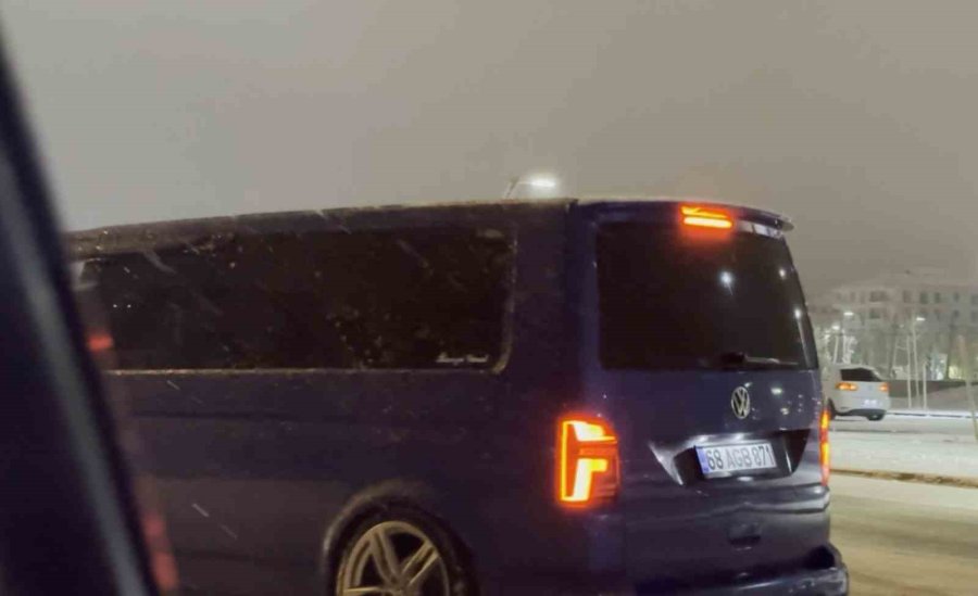 Karlı Yolda Drift Atan Sürücülerin Tehlikeli Anları Kamerada