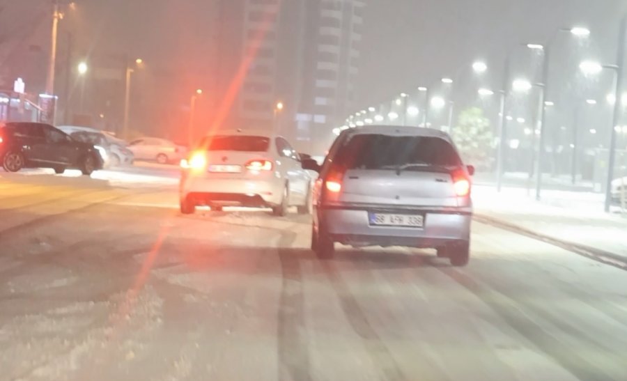 Karlı Yolda Drift Atan Sürücülerin Tehlikeli Anları Kamerada