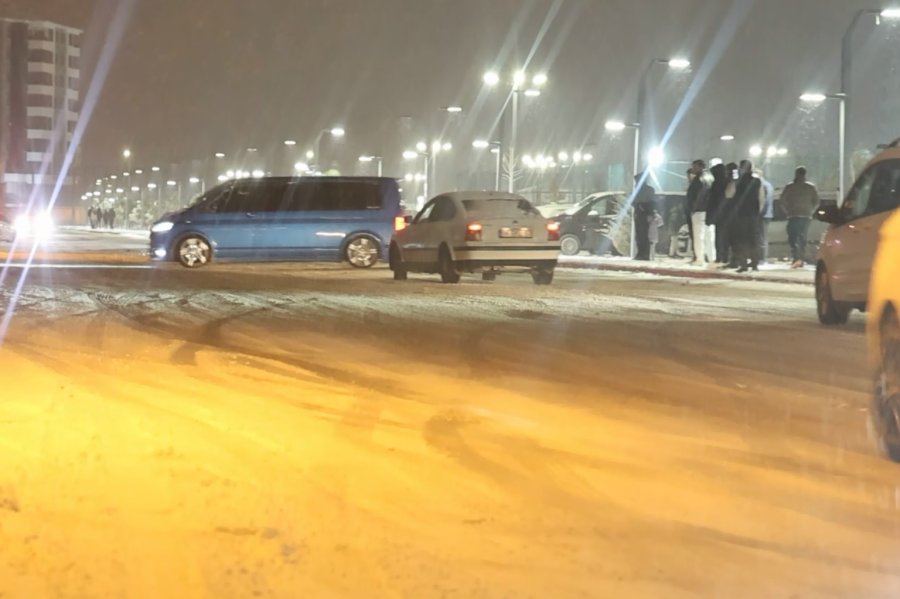 Karlı Yolda Drift Atan Sürücülerin Tehlikeli Anları Kamerada