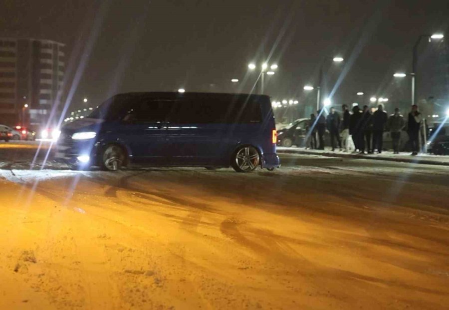 Karlı Yolda Drift Atan Sürücülerin Tehlikeli Anları Kamerada