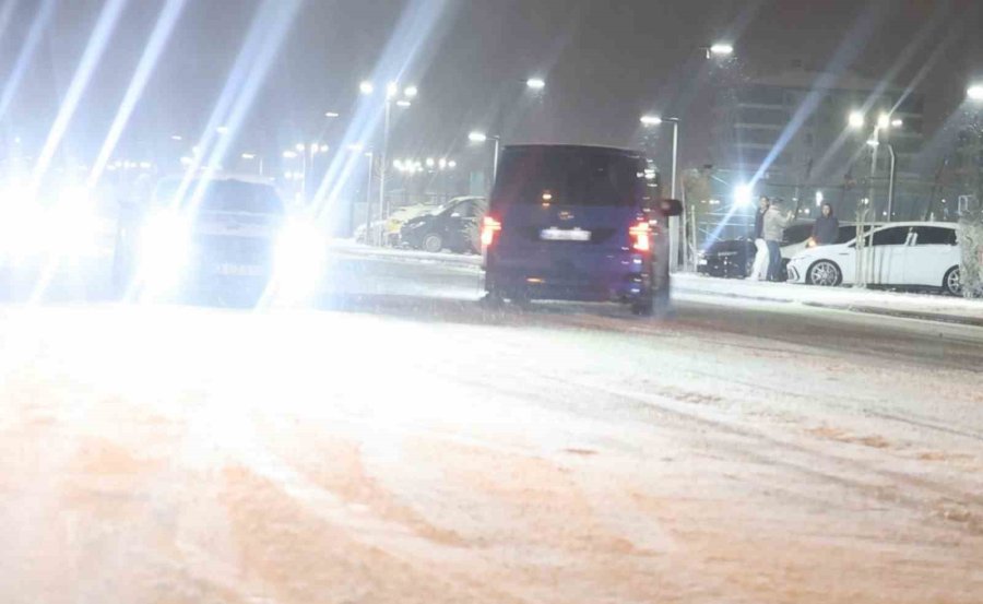 Karlı Yolda Drift Atan Sürücülerin Tehlikeli Anları Kamerada