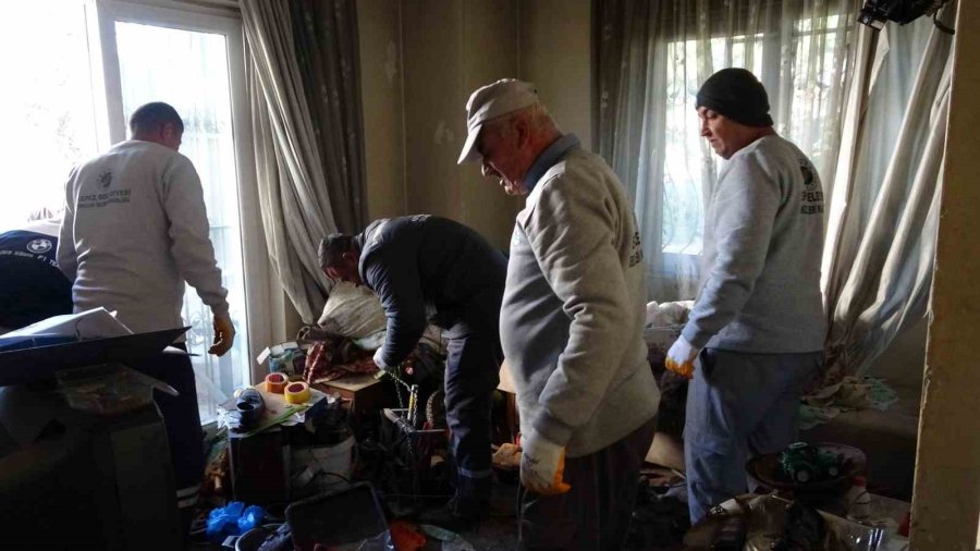 Bakımevine Yerleştirilen Yaşlı Adamın Evinden 2 Kamyon Çöp Çıktı