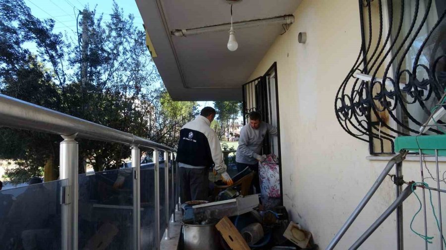 Bakımevine Yerleştirilen Yaşlı Adamın Evinden 2 Kamyon Çöp Çıktı