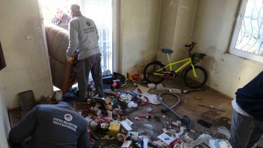 Bakımevine Yerleştirilen Yaşlı Adamın Evinden 2 Kamyon Çöp Çıktı