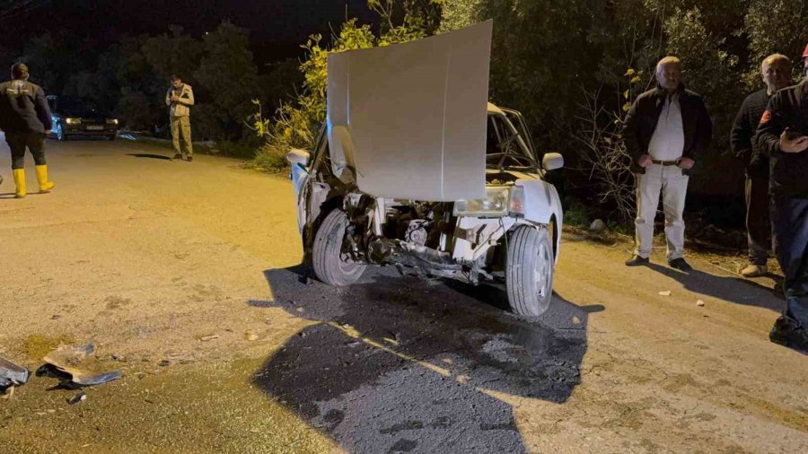 Beton Bloğa Çarpan Tofaş Hurdaya Döndü: 1 Yaralı