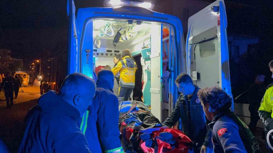 Beton Bloğa Çarpan Tofaş Hurdaya Döndü: 1 Yaralı