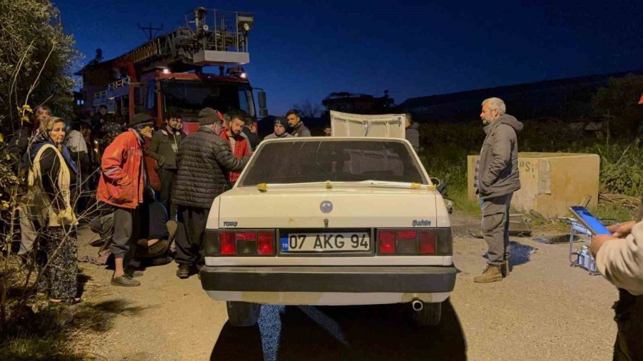 Beton Bloğa Çarpan Tofaş Hurdaya Döndü: 1 Yaralı