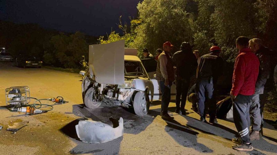 Beton Bloğa Çarpan Tofaş Hurdaya Döndü: 1 Yaralı