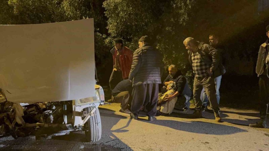 Beton Bloğa Çarpan Tofaş Hurdaya Döndü: 1 Yaralı