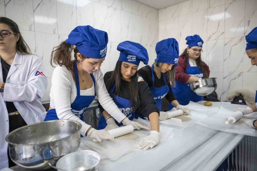 Mercek’te Yeni Yıl Coşkusu Renkli Atölyelerle Yaşandı