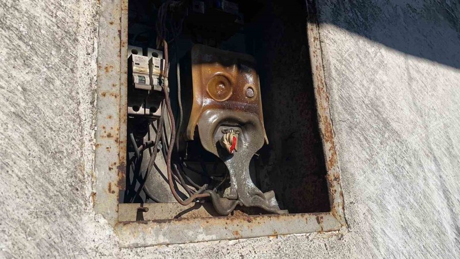 Yangında Engelli Çocukları Bulunan Ailenin Evi Küle Döndü