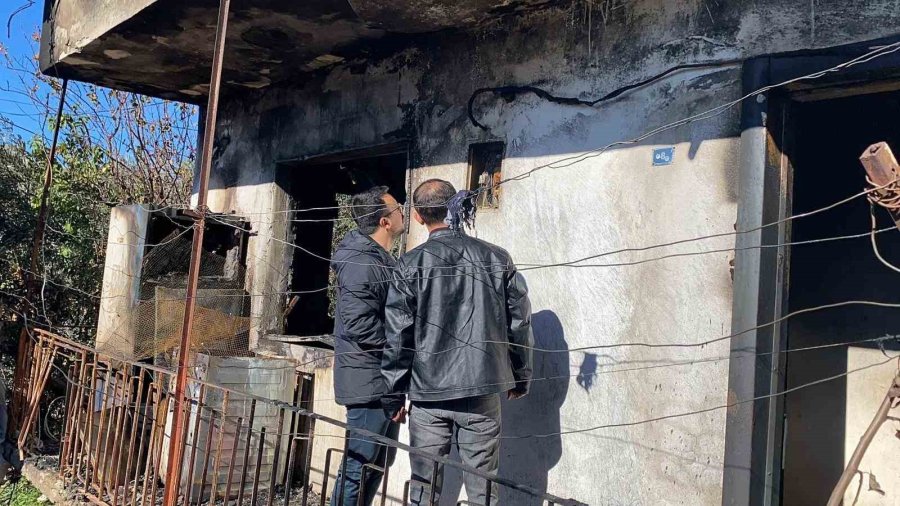Yangında Engelli Çocukları Bulunan Ailenin Evi Küle Döndü