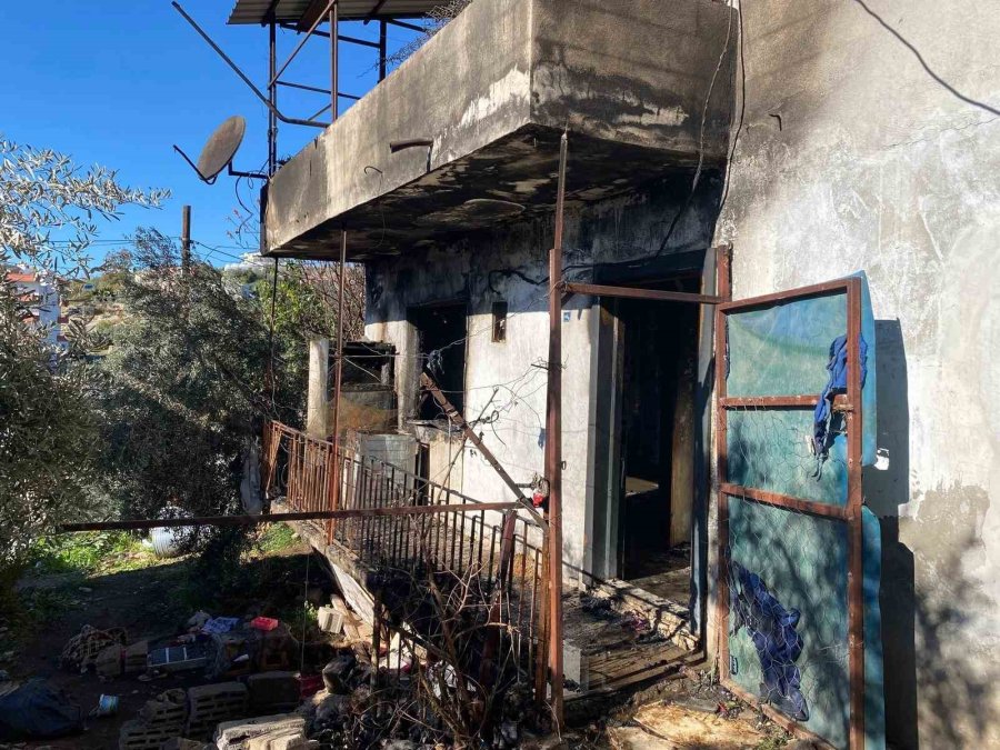 Yangında Engelli Çocukları Bulunan Ailenin Evi Küle Döndü