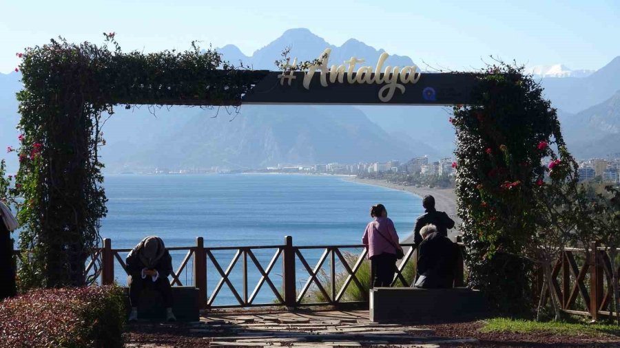 Türkiye Kar Esaretindeyken, Antalya’da Kar Manzarası Eşliğinde Denize Girdiler