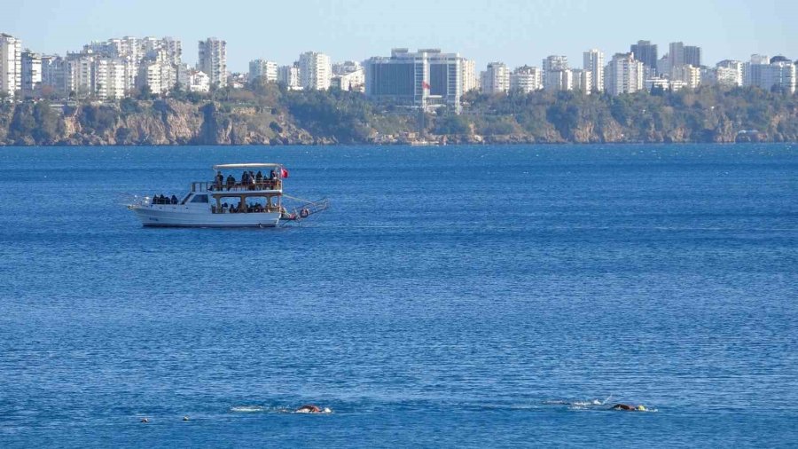 Türkiye Kar Esaretindeyken, Antalya’da Kar Manzarası Eşliğinde Denize Girdiler