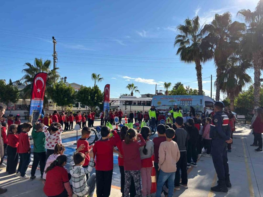 Jandarma’dan Öğrencilere Trafik Eğitimi