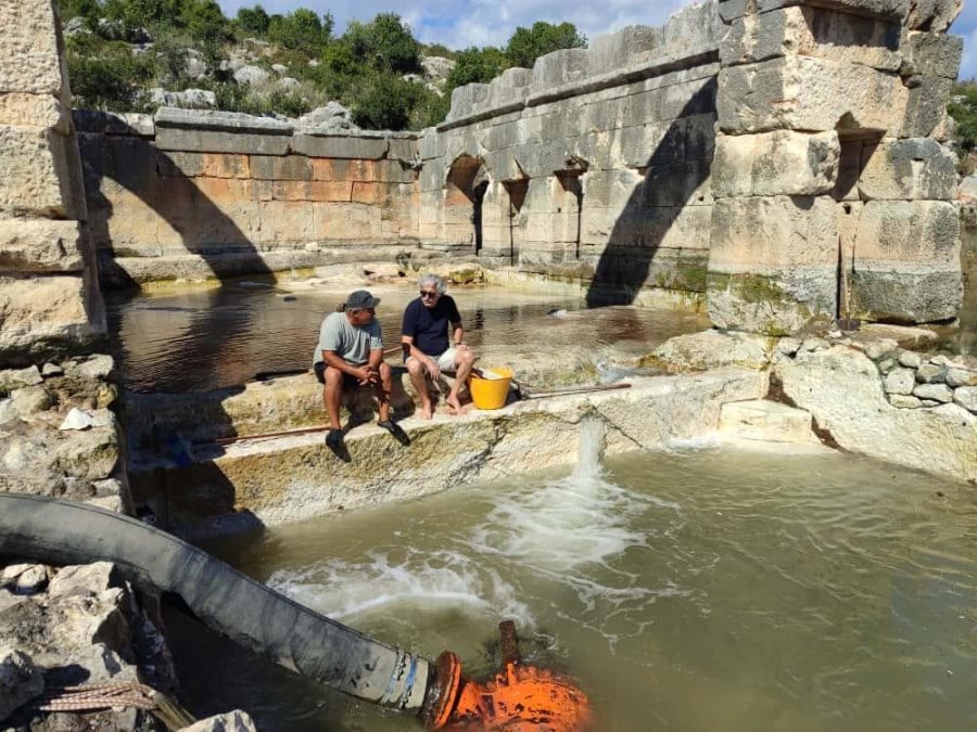 Arkeologların Çamur Ve Suyun İçinde Bin 850 Yıllık Antik Havuzu Gün Yüzüne Çıkarma Çabası