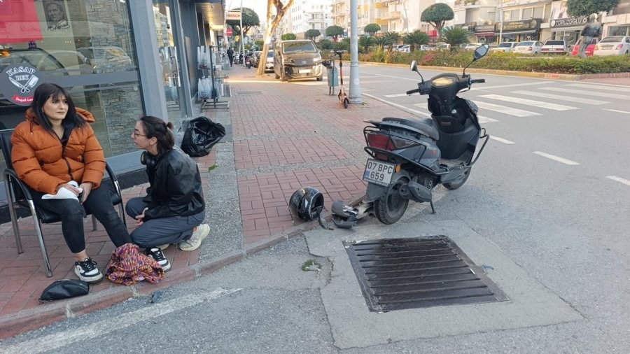 Manavgat’ta Otomobille Çarpışan Motosiklet Sürücüsü Yaralandı