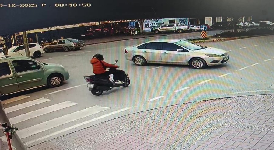 Manavgat’ta Otomobille Çarpışan Motosiklet Sürücüsü Yaralandı