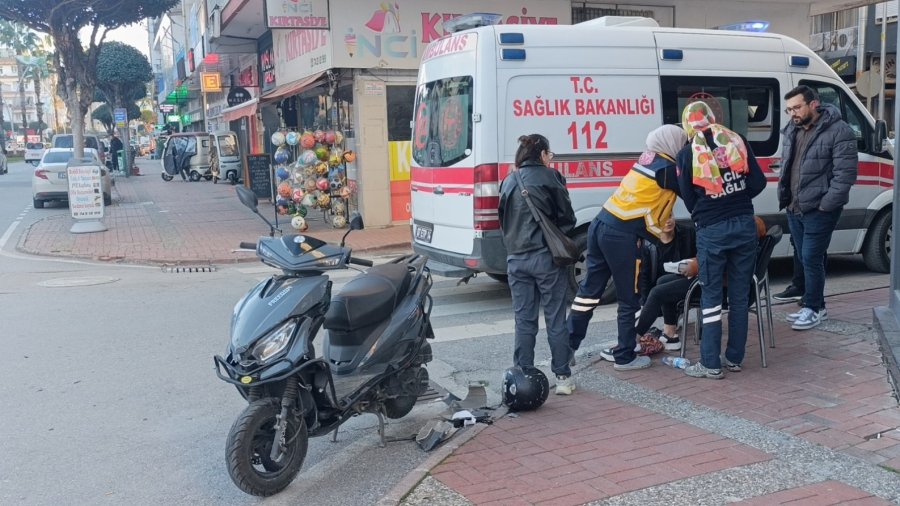Manavgat’ta Otomobille Çarpışan Motosiklet Sürücüsü Yaralandı