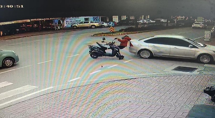 Manavgat’ta Otomobille Çarpışan Motosiklet Sürücüsü Yaralandı