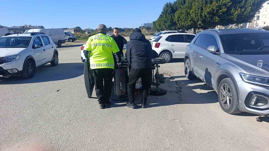 Üç Tekerlekli Motorlu Bisiklet Otomobille Çarpıştı: 1 Yaralı