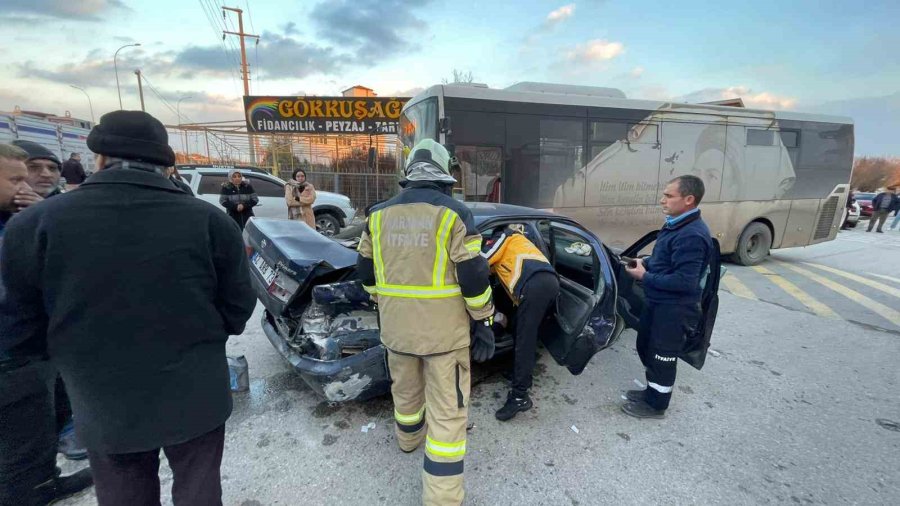 Karaman’da Kamyon Otomobile Çarptı: 2 Yaralı