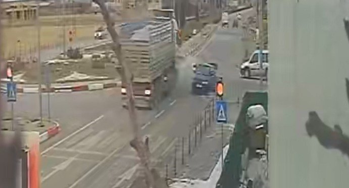 Karaman’da Kamyon Otomobile Çarptı: 2 Yaralı