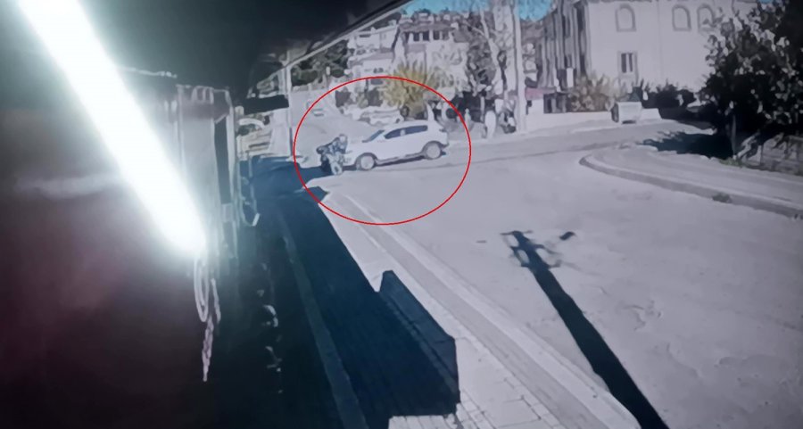 Kavşağa Giren Motosikletliyi Fark Etmeyerek Çarptı: 1 Yaralı