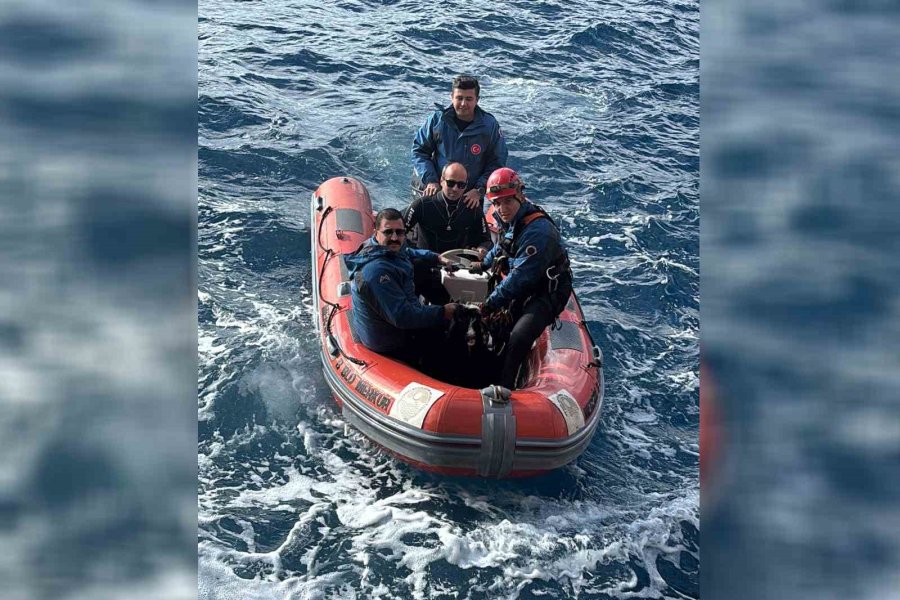 Mersin’de Sarp Kayalıklarda Mahsur Kalan Keçi Nefes Kesen Operasyonla Kurtarıldı