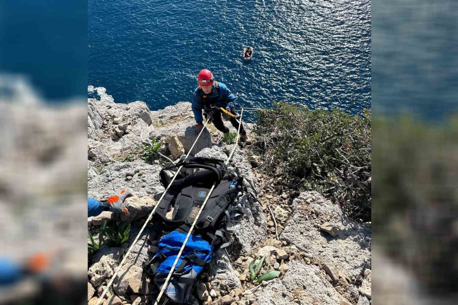 Mersin’de Sarp Kayalıklarda Mahsur Kalan Keçi Nefes Kesen Operasyonla Kurtarıldı