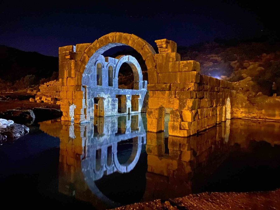 Arkeologların Çamur Ve Suyun İçinde Bin 850 Yıllık Antik Havuzu Gün Yüzüne Çıkarma Çabası