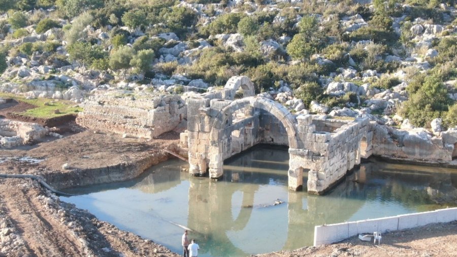 Arkeologların Çamur Ve Suyun İçinde Bin 850 Yıllık Antik Havuzu Gün Yüzüne Çıkarma Çabası