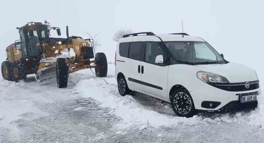Aksaray’da Yoğun Kar Yağışı Nedeniyle Yolda Mahsur Kalan Araçlar Kurtarılıyor