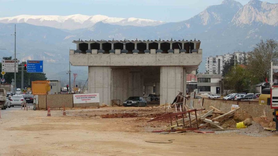 Köprülü Kavşak İnşaatını Durduran Pide Fırını Mahkeme Kararıyla Yıkıldı