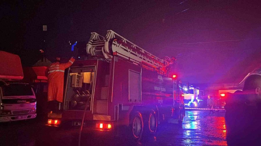 Alanya’da Muz Sarartma Tesisinde Yangın: Tonlarca Muz Zarar Gördü
