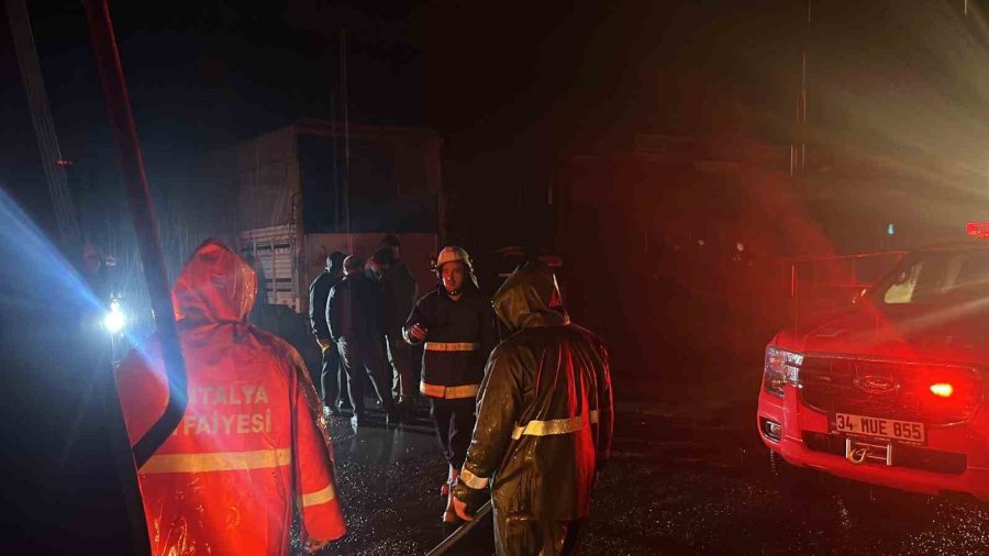 Alanya’da Muz Sarartma Tesisinde Yangın: Tonlarca Muz Zarar Gördü