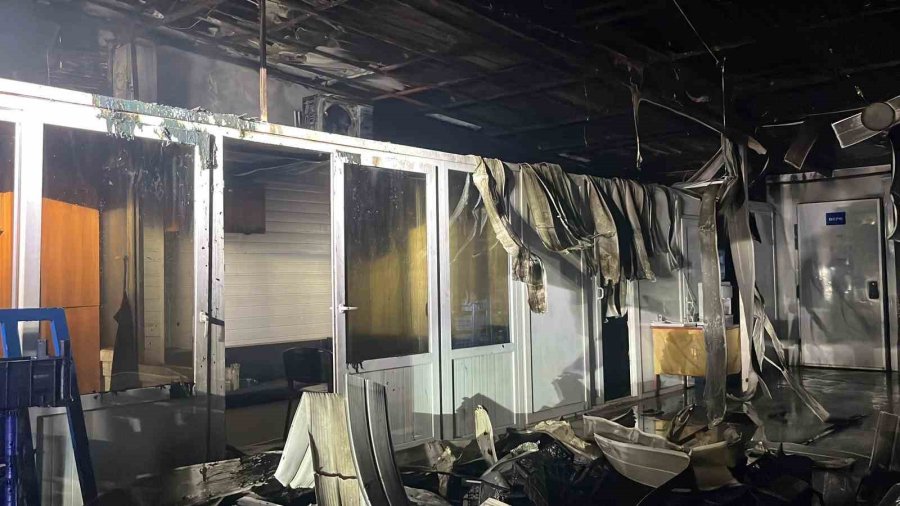 Alanya’da Muz Sarartma Tesisinde Yangın: Tonlarca Muz Zarar Gördü