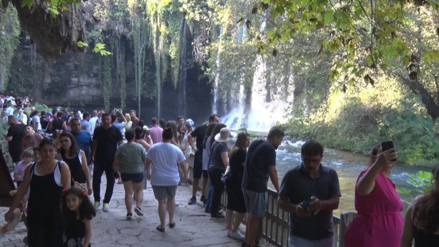 Antalya’nın Simgelerinden Düden Şelalesi, 2025’te Yaklaşık 900 Bin Ziyaretçiyi Ağırladı