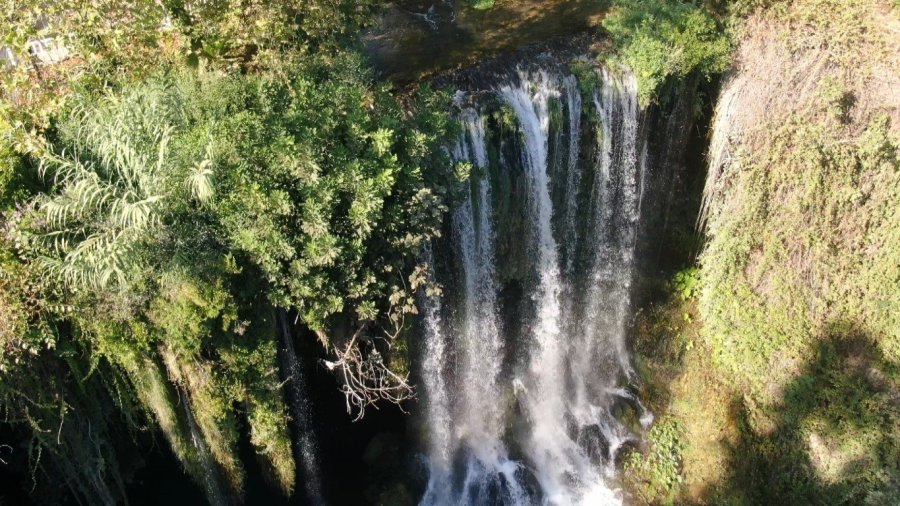 Antalya’nın Simgelerinden Düden Şelalesi, 2025’te Yaklaşık 900 Bin Ziyaretçiyi Ağırladı
