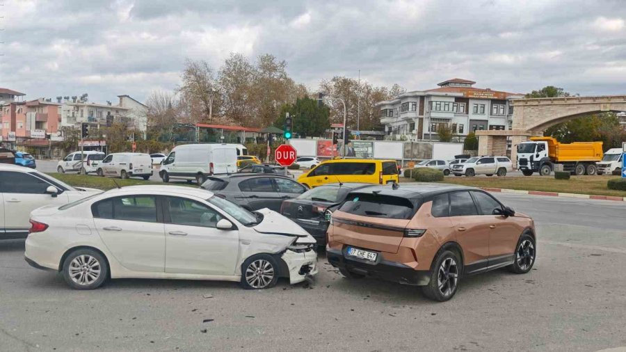 Antalya’da 4 Araçlı Zincirleme Kaza: 1 Yaralı