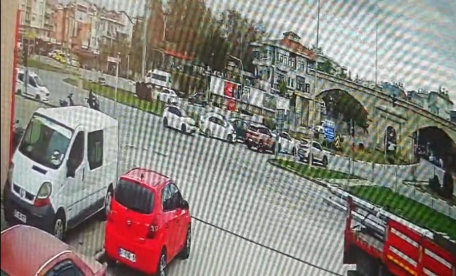 Antalya’da 4 Araçlı Zincirleme Kaza: 1 Yaralı