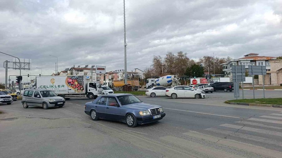 Antalya’da 4 Araçlı Zincirleme Kaza: 1 Yaralı