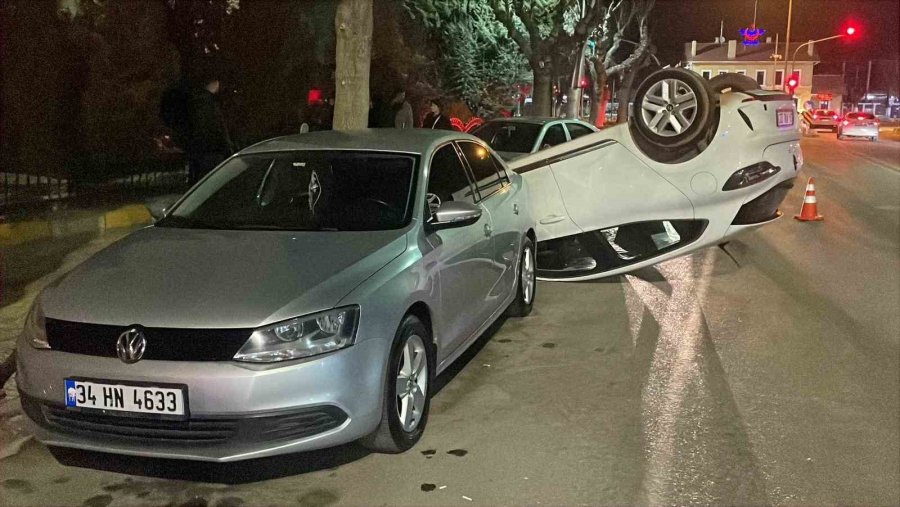 Karaman’da Park Halindeki Araçlara Çarpan Otomobil Ters Döndü