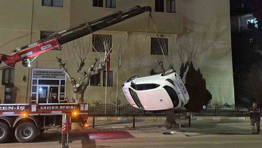 Karaman’da Park Halindeki Araçlara Çarpan Otomobil Ters Döndü