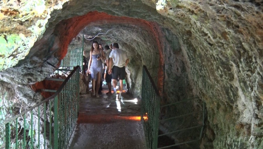 Antalya’nın Simgelerinden Düden Şelalesi, 2025’te Yaklaşık 900 Bin Ziyaretçiyi Ağırladı