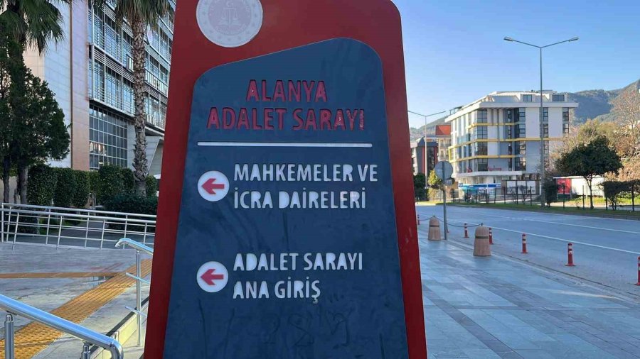 Alanya’da Görevli Polislerin Üzerine Motosiklet Sürdüler, Kayıta Aldıkları Görüntüleri Sosyal Medyada Paylaştılar