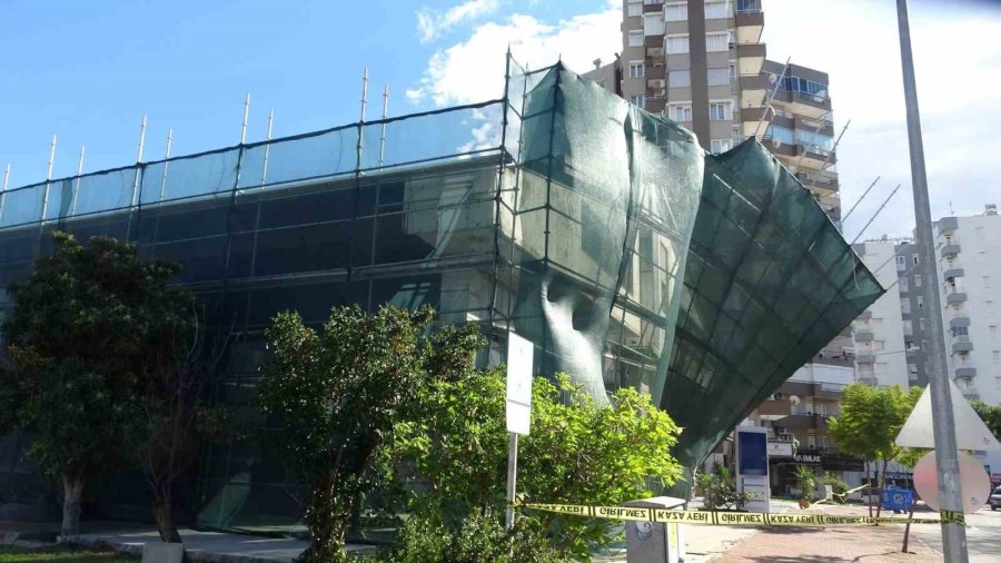 Antalya’da Şiddetli Rüzgar İnşaat İskelesini Yerinden Söktü